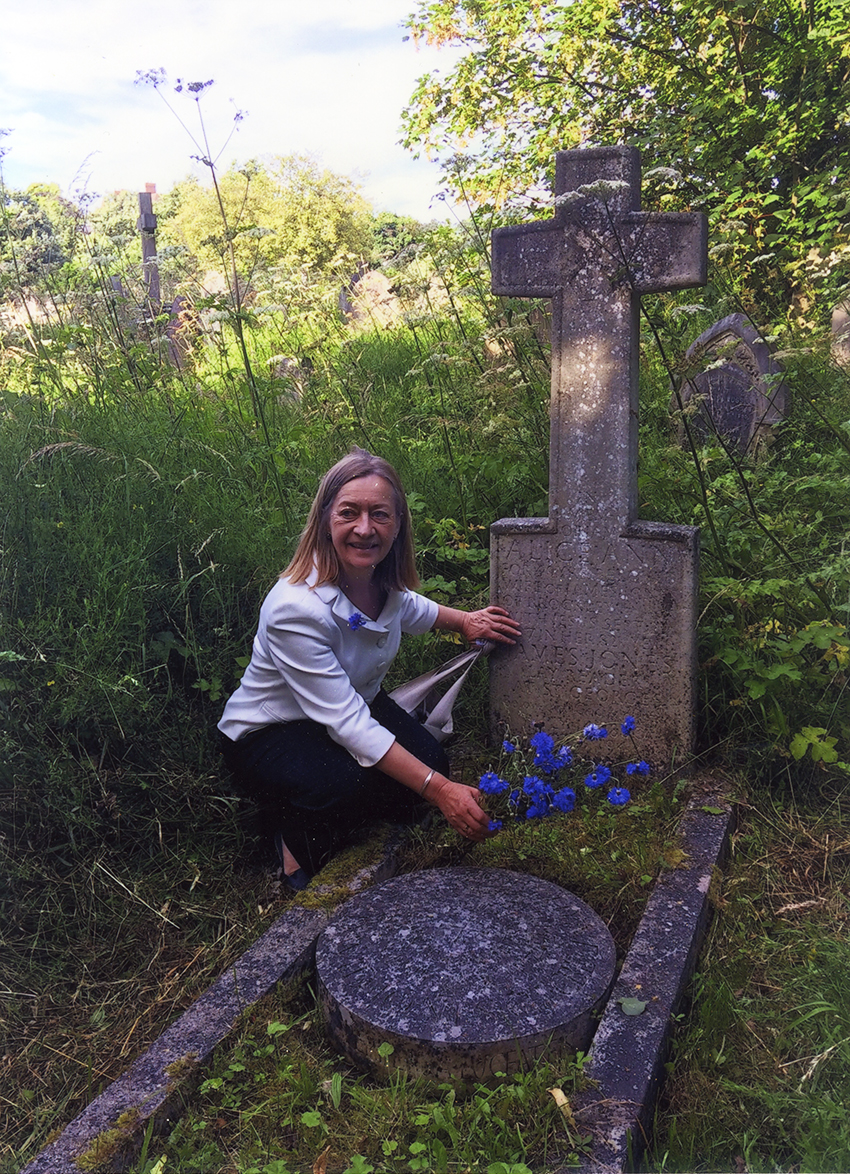 Val-laying-flowers-on-David-Jones'-grave